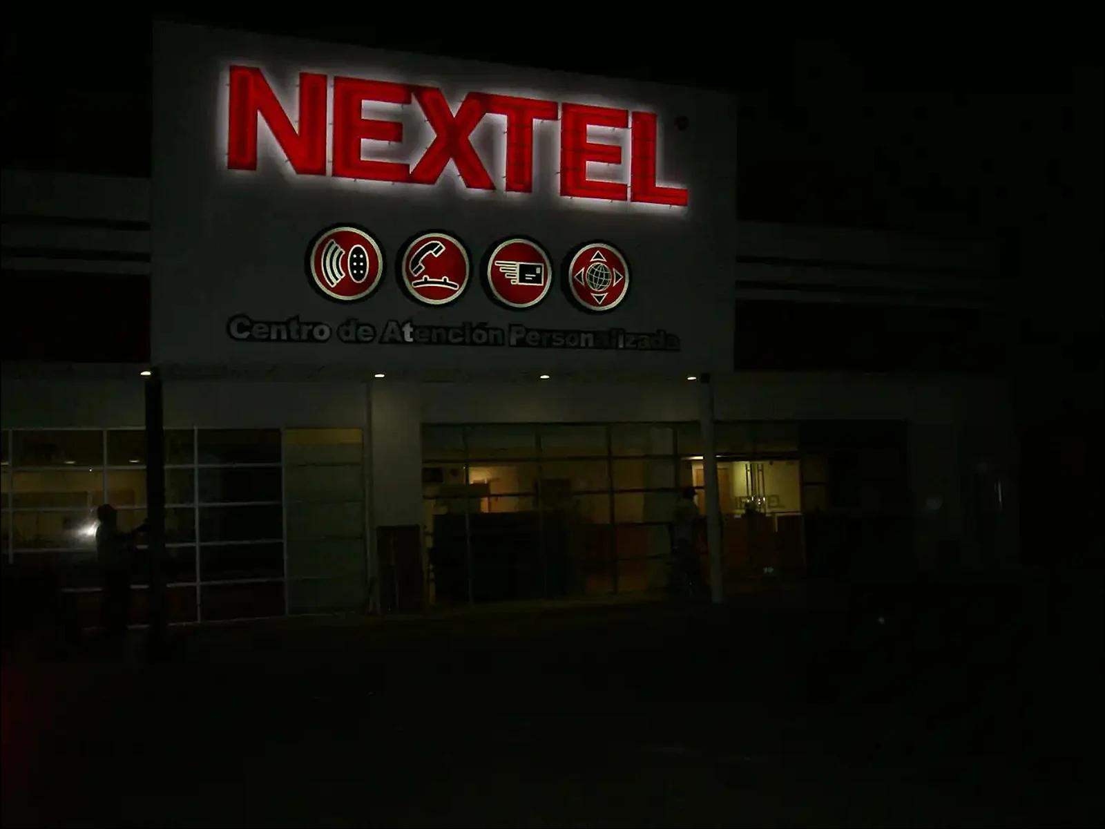 CAC Nextel — Fachada nocturna